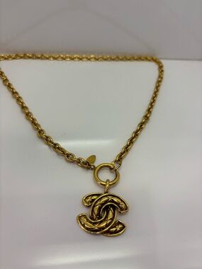 CHANEL Vintage quilted CC Necklace with Interlocking Logo Pendant